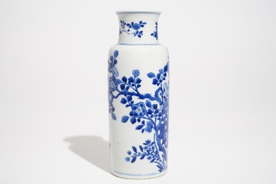 Een Chinese blauwwitte rouleau vaas met floraal decor, Kangxi