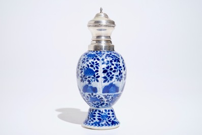 Un vase en porcelaine de Chine bleu et blanc mont&eacute; en argent, Kangxi