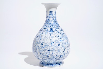 Un vase de forme yuhuchunpin en porcelaine de Chine bleu et blanc, marque de Qianlong, 19/20&egrave;me