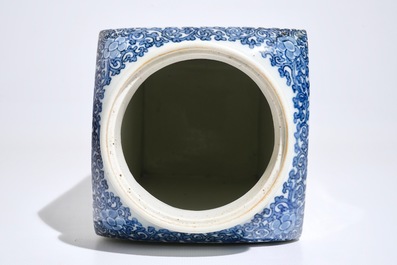 A Japanese Arita blue and white square canister in Kakiemon style, 17/18th C.