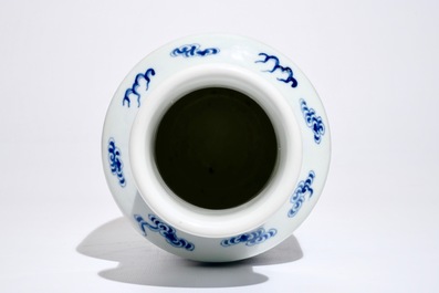 Un vase de forme rouleau en porcelaine de Chine bleu et blanc aux dragons, 19/20&egrave;me