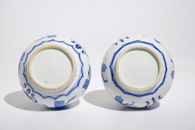 Une paire de vases de forme bouteille en porcelaine de Chine bleu et blanc, Kangxi