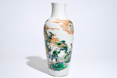 Un vase en porcelaine de Chine famille verte &agrave; d&eacute;cor mythologique, 19&egrave;me