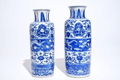 Twee blauwwitte rouleau vazen met horizontale vlakverdeling met draken, Kangxi
