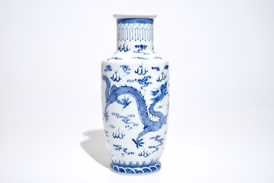 A Chinese blue and white rouleau vase with dragons, 19/20th C.