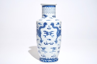 Un vase de forme rouleau en porcelaine de Chine bleu et blanc aux dragons, 19/20&egrave;me