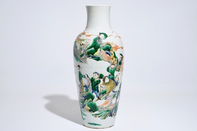 Un vase en porcelaine de Chine famille verte &agrave; d&eacute;cor mythologique, 19&egrave;me