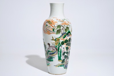 Un vase en porcelaine de Chine famille verte &agrave; d&eacute;cor mythologique, 19&egrave;me