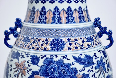 Un vase de fome hu en porcelaine de Chine &agrave; d&eacute;cor en rouge de cuivre et bleu, marque de Qianlong, 19&egrave;me