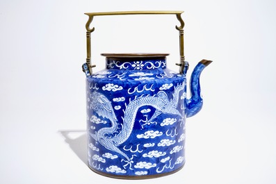 Une grande th&eacute;i&egrave;re en porcelaine de Chine bleu et blanc aux dragons, 19/20&egrave;me