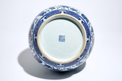 Un vase de fome hu en porcelaine de Chine &agrave; d&eacute;cor en rouge de cuivre et bleu, marque de Qianlong, 19&egrave;me