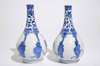 Une paire de vases de forme bouteille en porcelaine de Chine bleu et blanc, Kangxi