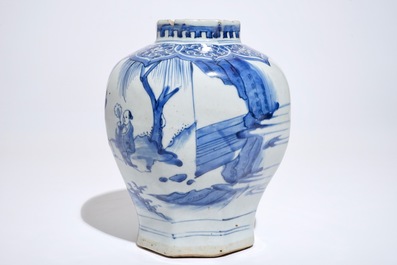 Un vase de forme octagonale en porcelaine de Chine, &eacute;poque Transition