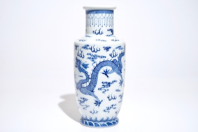 Un vase de forme rouleau en porcelaine de Chine bleu et blanc aux dragons, 19/20&egrave;me