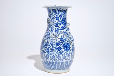 Een Chinese blauwwitte vaas met lotusslingers, 19e eeuw