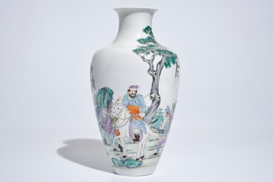 Un vase en porcelaine de Chine famille rose aux guerriers, marque de Ju Ren Tang, R&eacute;publique, 20&egrave;me