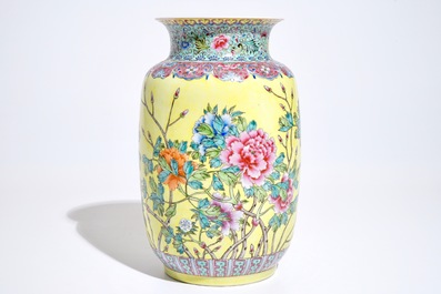 Un vase en porcelaine de Chine famille rose sur fond jaune, marque de Qianlong, R&eacute;publique, 20&egrave;me