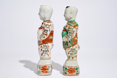 Een paar Chinese famille verte figuren van de Hehe Er Xian broers, Kangxi