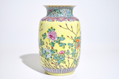 Un vase en porcelaine de Chine famille rose sur fond jaune, marque de Qianlong, R&eacute;publique, 20&egrave;me