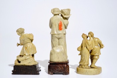 Trois figures en pierre de savon sculpt&eacute;e, Chine, &eacute;poque R&eacute;volution Culturelle, 3&egrave;me quart du 20&egrave;me