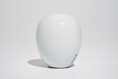 Un vase de lettr&eacute; en porcelaine de Chine bleu et blanc &agrave; d&eacute;cor d'un turdo&iuml;de, sign&eacute; Wang Bu (1898&ndash;1968)