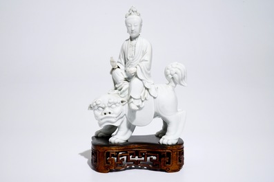 Een Chinees Dehua blanc de Chine model van Guanyin op een boeddhistische leeuw, 19e eeuw