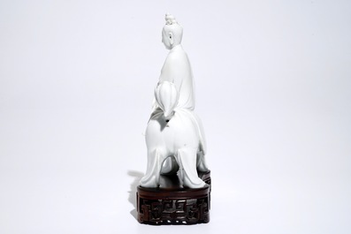 Un mod&egrave;le d'une Guanyin sur un lion bouddhiste en porcelaine blanc de Chine de Dehua, 19&egrave;me