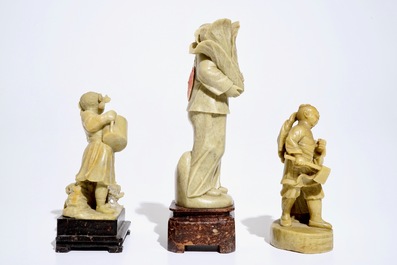 Trois figures en pierre de savon sculpt&eacute;e, Chine, &eacute;poque R&eacute;volution Culturelle, 3&egrave;me quart du 20&egrave;me