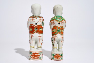 Une paire de figures des fr&egrave;res Hehe Er Xian en porcelaine de Chine famille verte, Kangxi