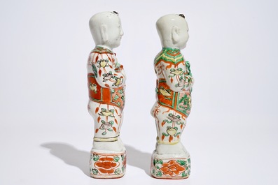 Une paire de figures des fr&egrave;res Hehe Er Xian en porcelaine de Chine famille verte, Kangxi