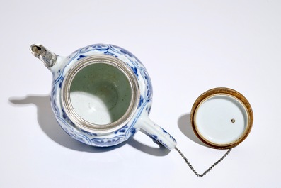 Een Chinese blauwwitte theepot met zilveren montuur, Kangxi