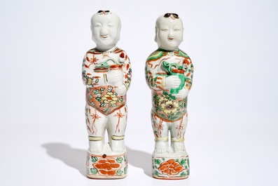 Een paar Chinese famille verte figuren van de Hehe Er Xian broers, Kangxi