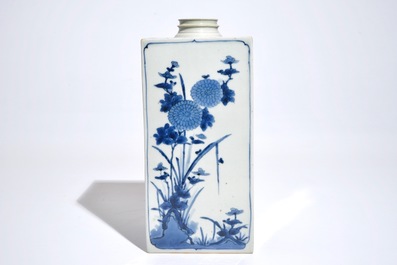 A Japanese Arita blue and white square canister with floral design, 17/18th C.