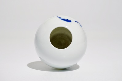 Un vase de lettr&eacute; en porcelaine de Chine bleu et blanc &agrave; d&eacute;cor d'un turdo&iuml;de, sign&eacute; Wang Bu (1898&ndash;1968)