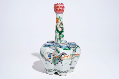 Un vase tulipi&egrave;re en porcelaine de Chine verte-rose, marque de Qianlong, 19&egrave;me