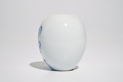 Un vase de lettr&eacute; en porcelaine de Chine bleu et blanc &agrave; d&eacute;cor d'un turdo&iuml;de, sign&eacute; Wang Bu (1898&ndash;1968)