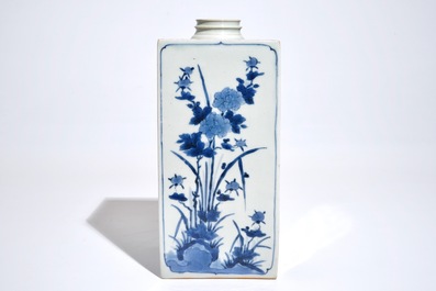 A Japanese Arita blue and white square canister with floral design, 17/18th C.