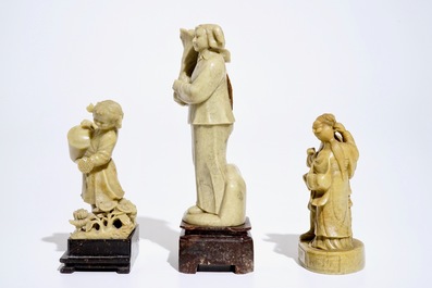 Drie Chinese zeepstenen figuren, Culturele Revolutie, 3e kwart 20e eeuw