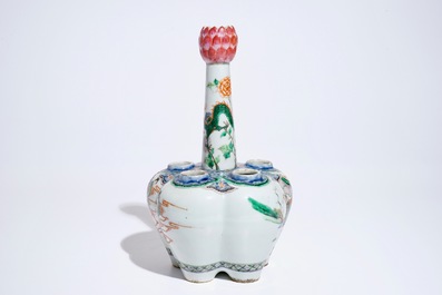 Un vase tulipi&egrave;re en porcelaine de Chine verte-rose, marque de Qianlong, 19&egrave;me