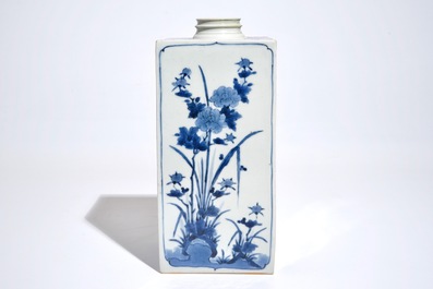 A Japanese Arita blue and white square canister with floral design, 17/18th C.