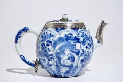 Een Chinese blauwwitte theepot met zilveren montuur, Kangxi