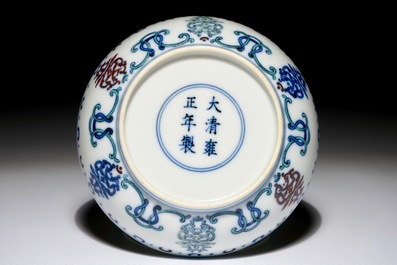 Een Chinees doucai bordje met Shou-karakters, Yongzheng merk, 19/20e eeuw