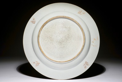 Un plat en porcelaine de Chine famille rose figurant un ph&eacute;nix et un qilin, Yongzheng