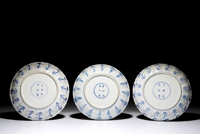 Trois compotiers en porcelaine de Chine bleu et blanc aux d&eacute;cors de la chasse, marques de Chenghua, Kangxi