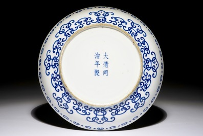 Une assiette &quot;Shou&quot; en porcelaine de Chine bleu et blanc, marque de Tongzhi, 19/20&egrave;me