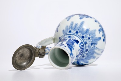 Une verseuse en porcelaine Arita de Japon au couvercle en &eacute;tain, Edo, 17&egrave;me