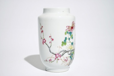 Un vase en porcelaine de Chine famille rose &agrave; d&eacute;cor floral, marque de Qianlong, R&eacute;publique