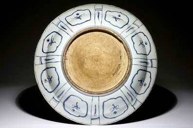 Un tr&egrave;s grand plat au dragon en porcelaine de Chine bleu et blanc de type Kraak, Wanli