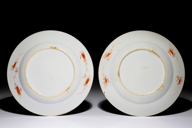 Une paire d'assiettes en porcelaine de Chine de type Imari, Kangxi