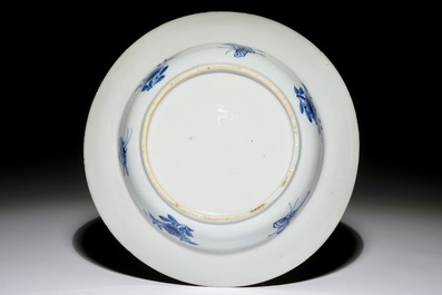 Une assiette profonde en porcelaine de Chine bleu et blanc aux armes de Schreuder, Qianlong